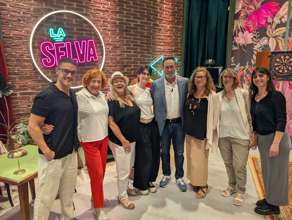 AteneusCat's tweet photo. Ahir vam celebrar el #DASC2026 participant a l’acte institucional i assistint al programa #LaSelva de @som3cat per reivindicar la força del teixit associatiu, la tasca dels ateneus i el valor de la cultura comunitària🧡
#SomAteneus #SomEssencials
📷@cultura_cat https://t.co/hQ9DF1UZZi