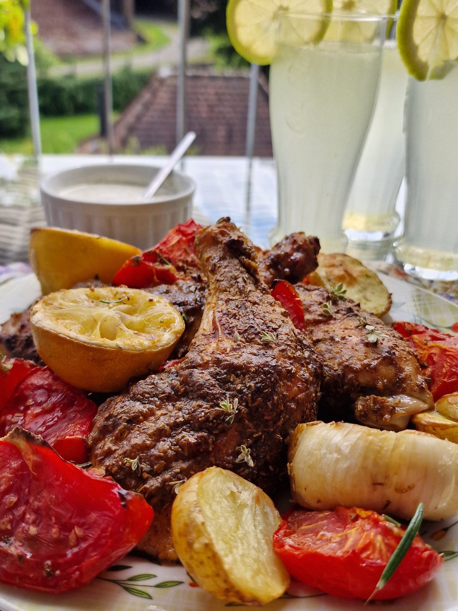 simonini_ag's tweet photo. Liebe Knoblauchfreunde,

Im Sommer ein richtiger Hit - unser allseits beliebtes Gewürz - Fleisch-Mix.

Fleisch-Mix ist eine sehr vielseitige Gewürzmischung, ideal für jedes Grillfest und jeden Geschmack.
Es passt super zu allen Fleischsorten, egal ob Poulet, Schwein oder Rind.
Als Marinade, als Dry Rub, oder als Streuwürze ist es perfekt geeignet um Ihrem Fleischgericht einen unvergleichlichen Geschmack zu verleihen.

Das herzhafte Geschmacksprofil passt auch hervorragend zu Kartoffeln aus dem Ofen oder als Zutat in einem frischen Dip.

Geschmacksprofil
• würzig
• herzhaft
• geschmacksintensiv
• warm
• abgerundet

fein zu:
• Poulet
• Schwein
• Rind
• zu Kartoffeln
• zu Ofengemüse
• im Dip

Rezept für Pouletschenkel mit Honigsenf-Marinade vom Blech:

Dieses Gericht ist im Nu zubereitet.
Dazu Pouletschenkel je mit einem Teelöffel Honigsenf und Fleisch-Mix einreiben.
Die marinierten Pouletschenkel auf ein Blech setzen. Geschnittene Kartoffeln, Tomaten und 2 halbierte Knoblauchknollen auf dem Blech verteilen, diese mit etwas Olivenöl beträufeln und mit einer Prise Salz würzen.
Das Blech in die Mitte des Ofens schieben und bei 190 °C für ca. 35 Minuten backen, bis das Poulet goldbraun ist.
Und fertig ist das feine Gericht!

Mir wünsche e Guete!

Unsere Knoblauchprodukte finden Sie wie immer auch bei uns am Markt, in weiteren ausgewählten Läden/Verkaufsstellen (siehe Karte auf unserer Webseite) oder in unserem Webshop.
Sie finden uns auch auf unserer offiziellen Instagram-Page sowie auf Facebook!

Besuchen Sie uns doch gerne für aktuelle Neuigkeiten zu unseren Produkten, Rezept-Ideen und vieles mehr!

Wir freuen uns auf Ihren Besuch!

Mit herzlichen Grüssen,
Ihr Simonini Knobli-Team