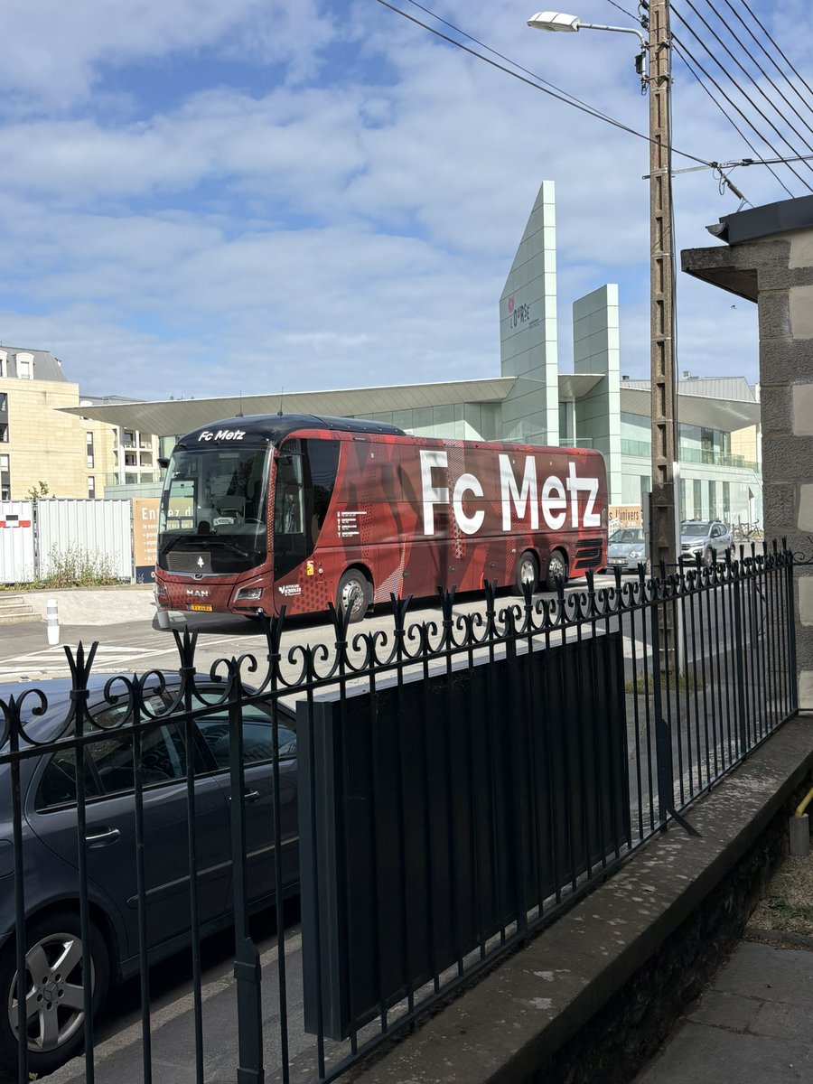 Gras_au_lit's tweet photo. Comment ça se fait que le car du @FCMetz se trouve à #dinard en #bretagne alors que tous les joueurs sont en vacances ?
Ils viennent faire le plein de beurre salé ? https://t.co/k5j9NMvWJv
