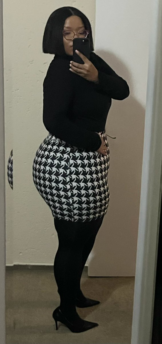 DuduzileZulu__'s tweet photo. TGIF https://t.co/j6IQHy4yfZ