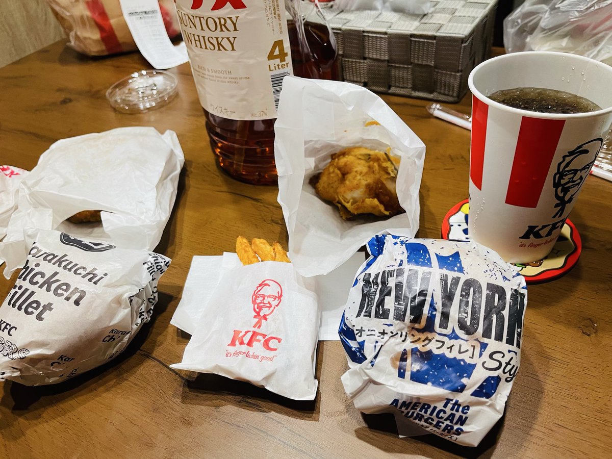 soflan's tweet photo. ケンタッキーのバーガー久々に食べたけど、旨い😋
金曜なので勿論コーラにはウイスキーですよね？ https://t.co/7Iygx80h8G