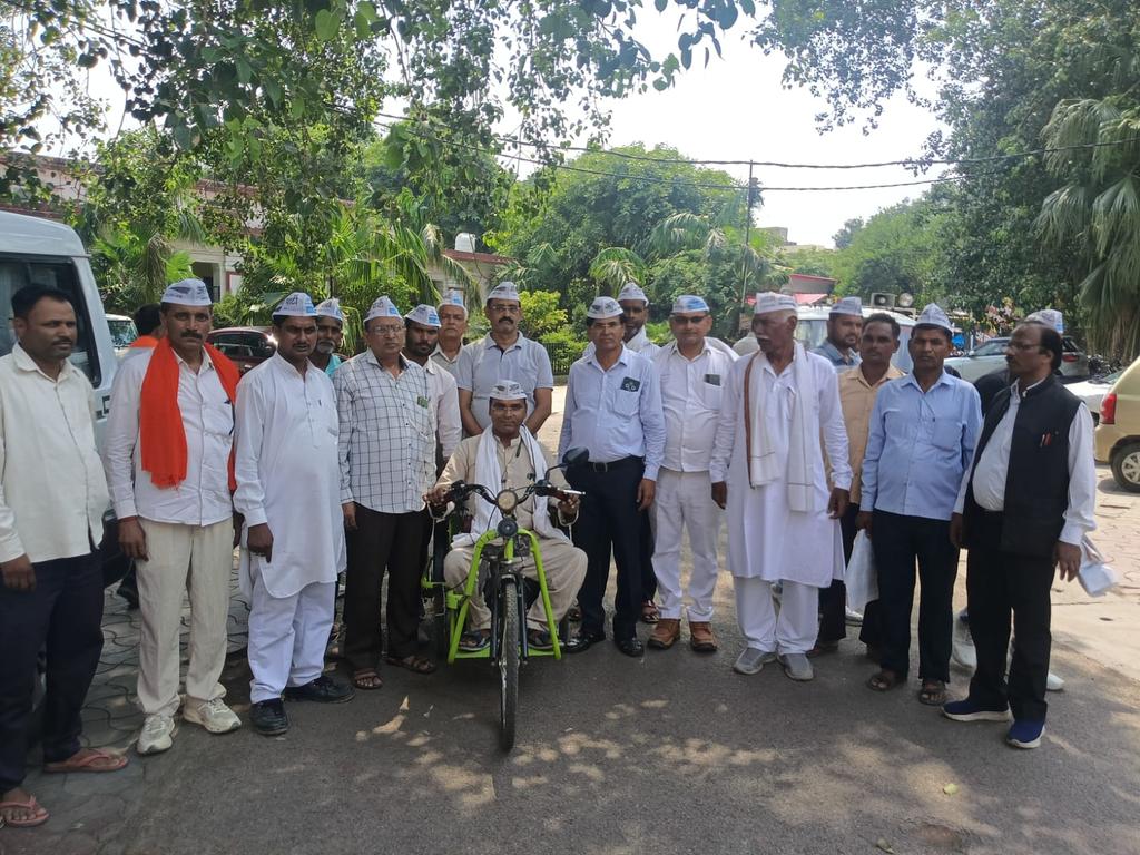 AAPBareillyMND's tweet photo. यूपी में लगातार हो रही अघोषित 'बिजली कटौती' के खिलाफ शाहजहाँपुर जनपद में जिला अध्यक्ष राजीव कुमार जी के नेतृत्व में  कार्यकर्ताओं ने विरोध प्रदर्शन कर राज्यपाल महोदया जी को संबोधित ज्ञापन प्रशासनिक अधिकारी को सौंपा।

बिजली कटौती से मचा हाहाकार,
नींद से जागो निकम्मी बीजेपी सरकार https://t.co/2Jo5VCkKRf