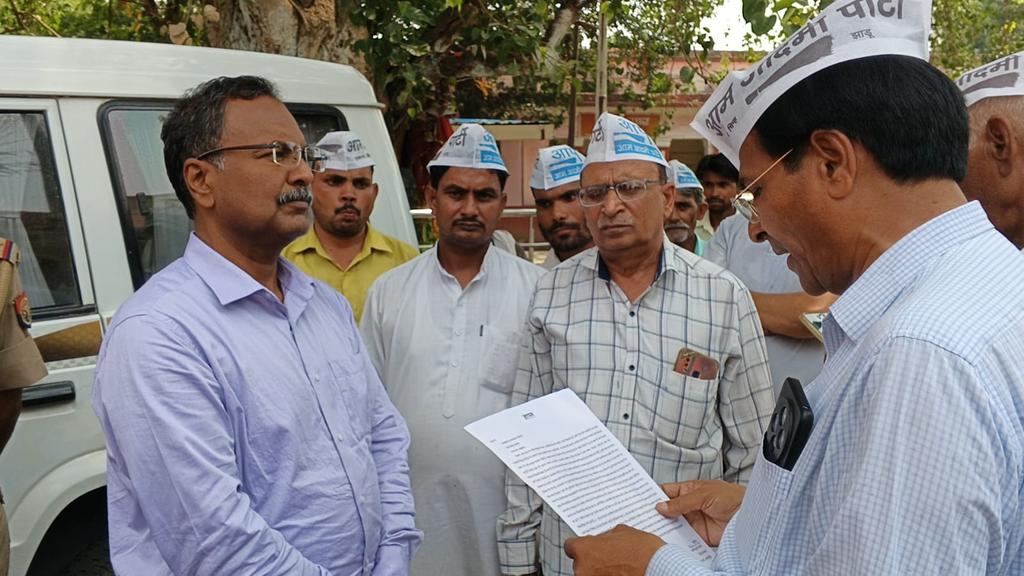 AAPBareillyMND's tweet photo. यूपी में लगातार हो रही अघोषित 'बिजली कटौती' के खिलाफ शाहजहाँपुर जनपद में जिला अध्यक्ष राजीव कुमार जी के नेतृत्व में  कार्यकर्ताओं ने विरोध प्रदर्शन कर राज्यपाल महोदया जी को संबोधित ज्ञापन प्रशासनिक अधिकारी को सौंपा।

बिजली कटौती से मचा हाहाकार,
नींद से जागो निकम्मी बीजेपी सरकार https://t.co/2Jo5VCkKRf