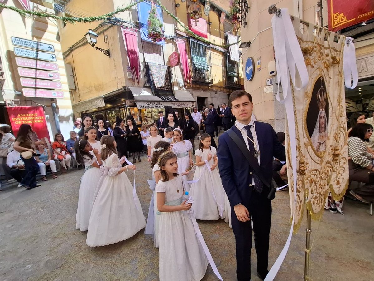 Hdad_Paz's tweet photo. Algunas imágenes de la solemne procesión del Corpus Christi por las calles de Toledo, donde la ciudad vuelve a postrarse ante Jesucristo Sacramentado en su celebración más emblemática.

#CorpusChristi #CorpusToledo #Toledo #Eucaristía #procesion https://t.co/JFq0ustxtR