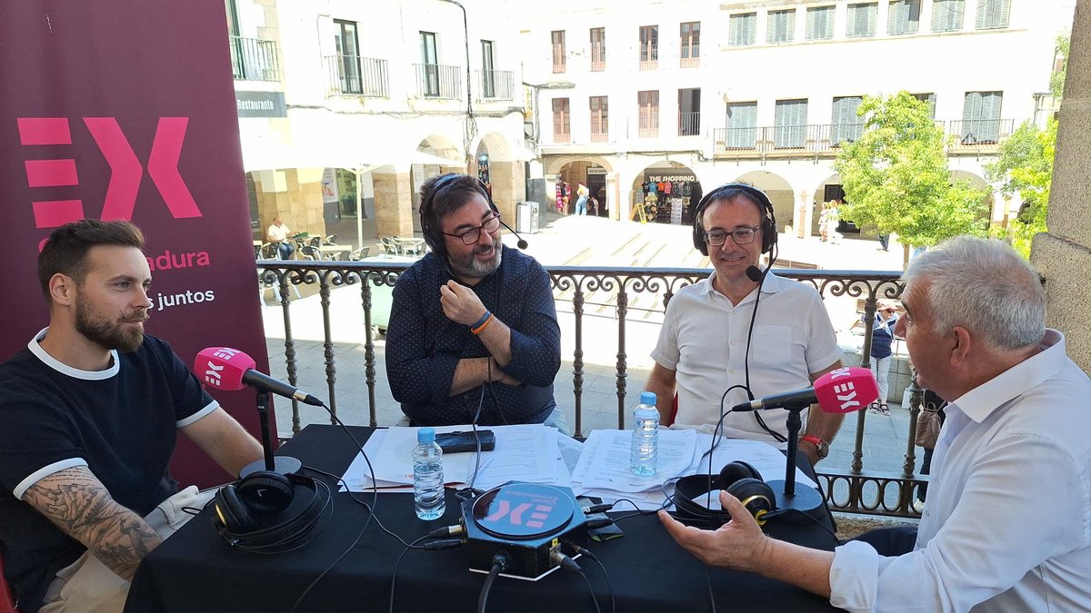 cextremadura's tweet photo. ✏️ Seguimos conociendo el talento y la innovación patente en el entorno rural.

🔴 'El sol sale por el oeste' charla ahora con dos nuevos protagonistas. Ramón Barbado, fundador de Finca Casarejo y con Javier Gómez Bravo, cofundador Racket Planner.

✔️Canal Extremadura Radio emite hoy desde la Plaza Mayor de Cáceres.

 🟥 DIRECTO | #EXPlay y radio 
https://t.co/xmKzZAwjNp

#jato2026 #diputacióndecáceres #cáceres