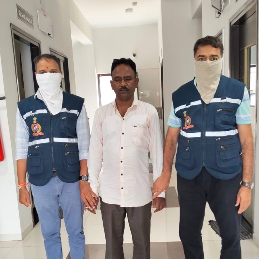 ACBGujarat's tweet photo. જીલ્લા નિરીક્ષક જમીન અને દફતર કચેરી, નડીયાદ, જી.ખેડા ખાતે ફરજ બજાવતા લાયસન્સ સર્વેયર, દીલીપસિંહ બુધાજી ઉર્ફે બુધાભાઇ ચૌહાણ રૂ.૯૦,૦૦૦/- ની લાંચ લેતા ઝડપાયા.
@sanghaviharsh @PIYUSH_270871 @DeepakMeghani
@InfoGujarat @HARESHM38109376

#ACBGujarat #Gujarat #FightAgainstCorruption https://t.co/0SL5n0mdV1