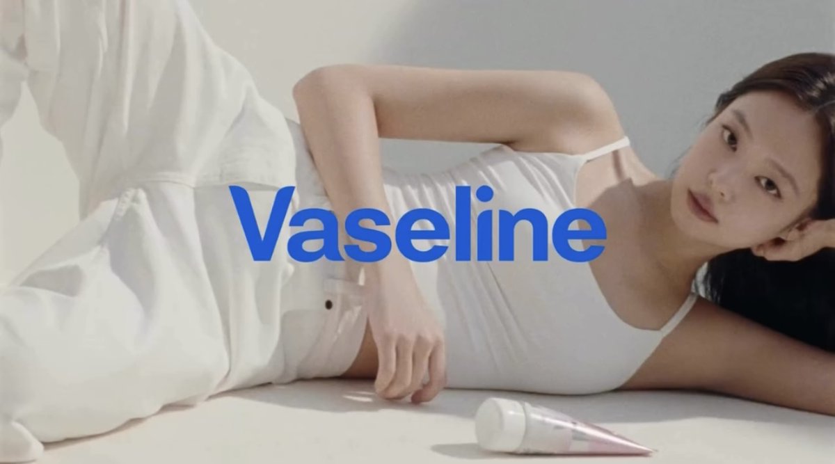 weyivv's tweet photo. Baru lihat Vaseline collab bareng JENNIE. Yaudah deh borong aja yg banyakk kapan lagi kannn😭 #VaselinexJENNIE nih yg mau samaan sama mba J https://t.co/0QP8kmUG92 https://t.co/uesrDIT18Q