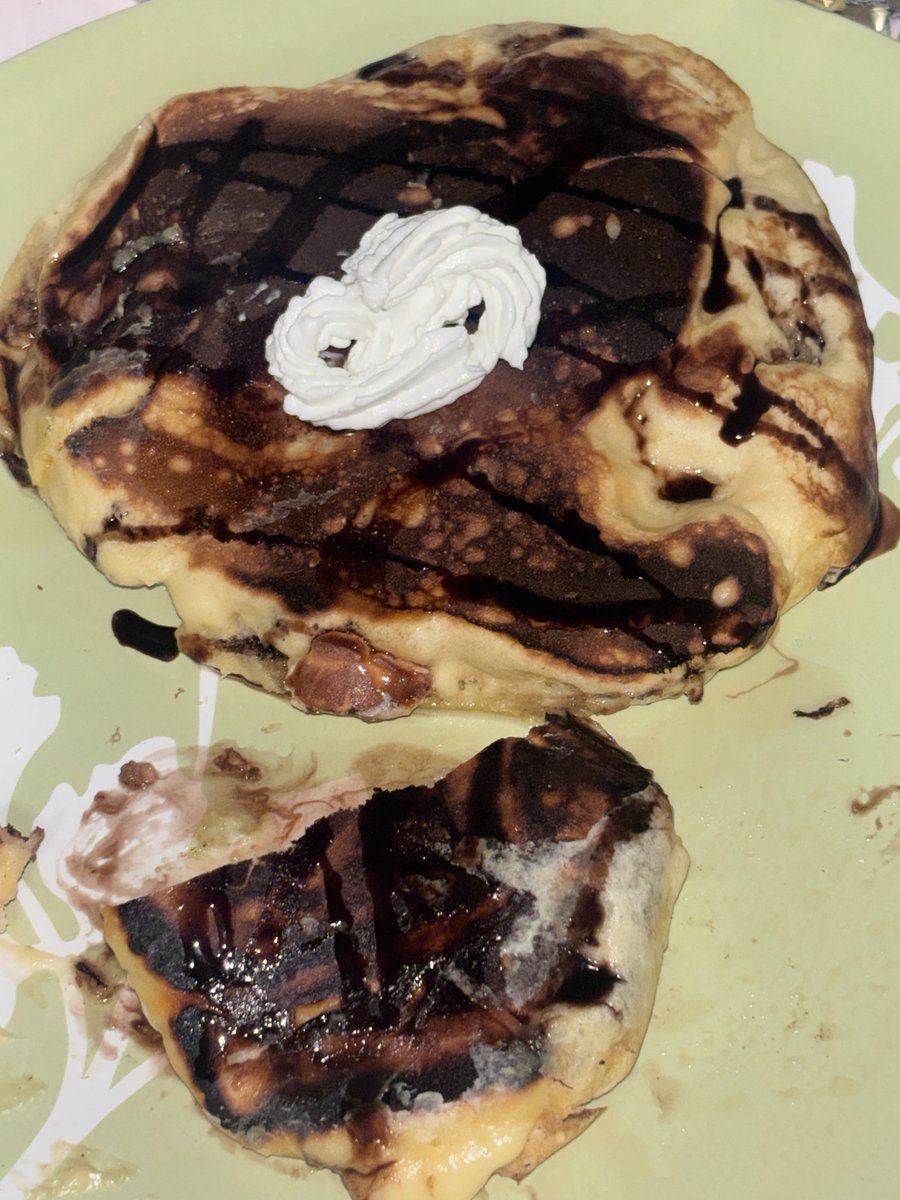 yuanyann_0131's tweet photo. ホットケーキ作ったら、お好み焼きが出来ました＿＿。

まあ、投稿が無いので察して欲しいんですけど、気になってる方が多いのでお見せしますね。

ゆあは成功したと思ってたけど、ママとパパにこれ見せたら、口揃えて、
"失敗やろ、あんたホットケーキも作れんの？"って言われました。爆笑🤣🫪🫩🙀

なんか、カスタード入れてないのにカスタードある⁉️って思ったら、生焼けのホットケーキミックスでした。