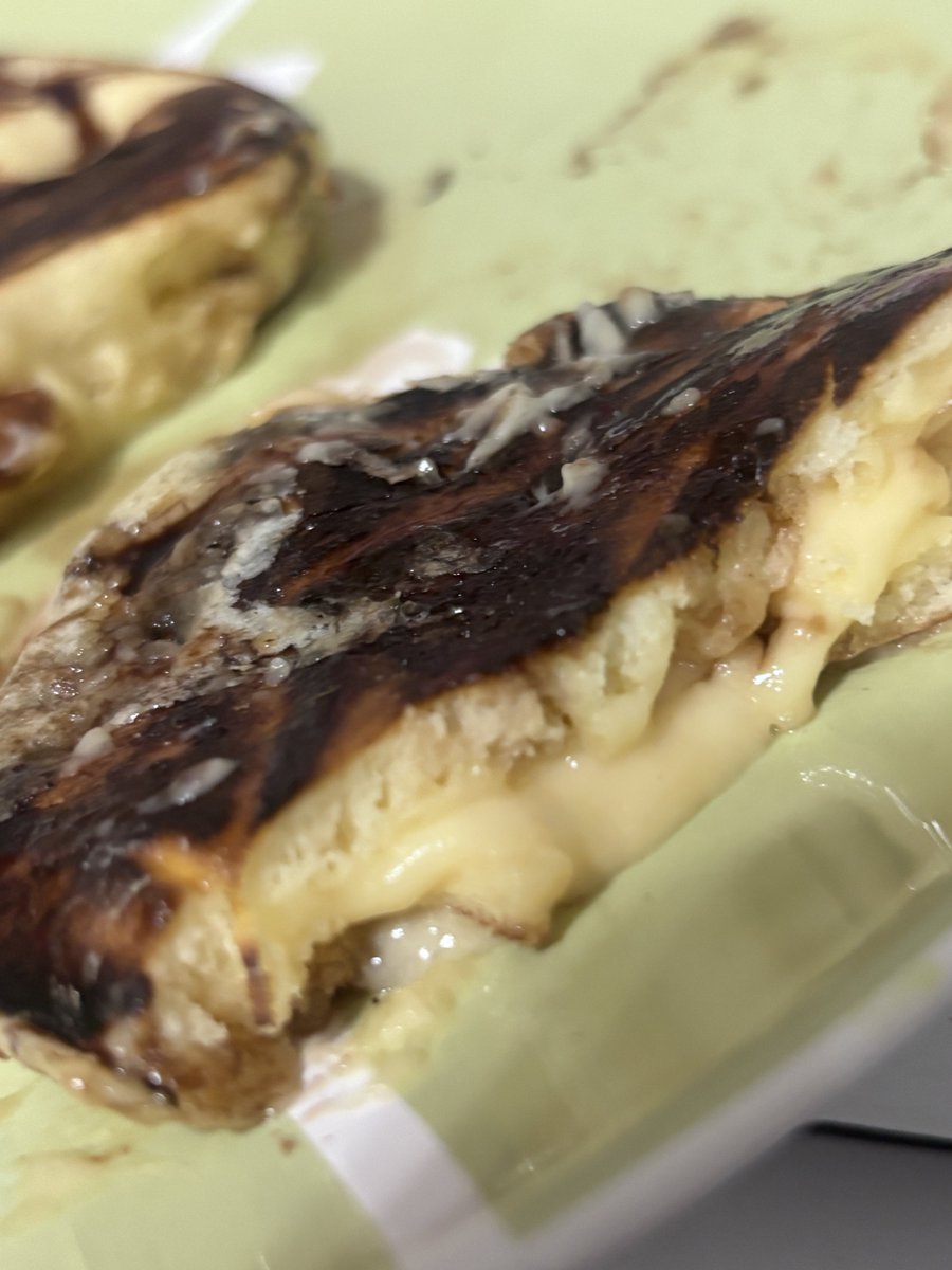 yuanyann_0131's tweet photo. ホットケーキ作ったら、お好み焼きが出来ました＿＿。

まあ、投稿が無いので察して欲しいんですけど、気になってる方が多いのでお見せしますね。

ゆあは成功したと思ってたけど、ママとパパにこれ見せたら、口揃えて、
"失敗やろ、あんたホットケーキも作れんの？"って言われました。爆笑🤣🫪🫩🙀

なんか、カスタード入れてないのにカスタードある⁉️って思ったら、生焼けのホットケーキミックスでした。