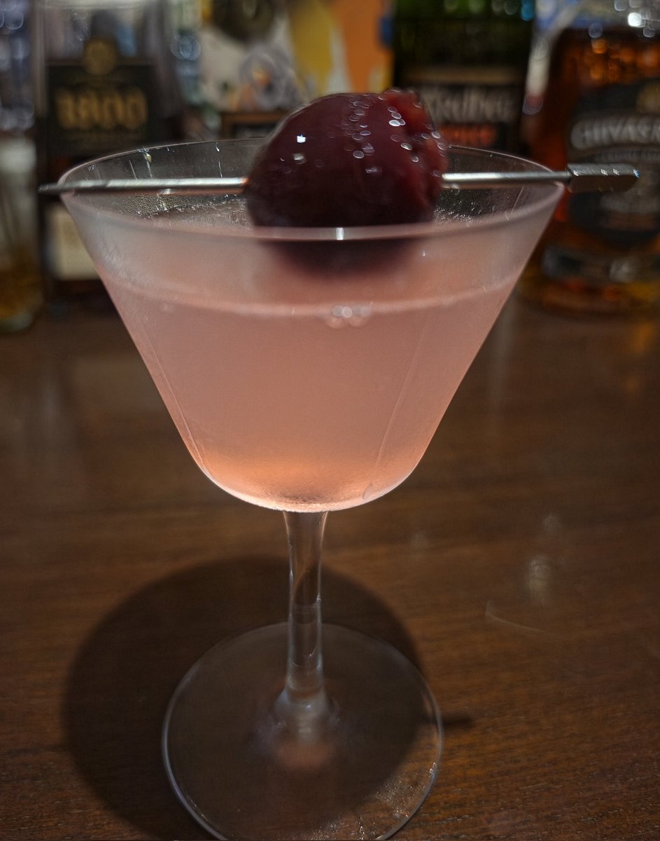 Yjuniper's tweet photo. 世間がダーニャグッズで盛り上がってるのでダーニャイメージで「コスモポリタン」をオーダー🍸
色のイメージに加えてウォッカベースなのでдо свидания（ド・スヴィダーニヤ）とも繋がりあるかなと☺️
マラスキーノ・チェリーは通常入らないけどアレフ１イメージで特別にいれてもらった https://t.co/DkZnhky7mG