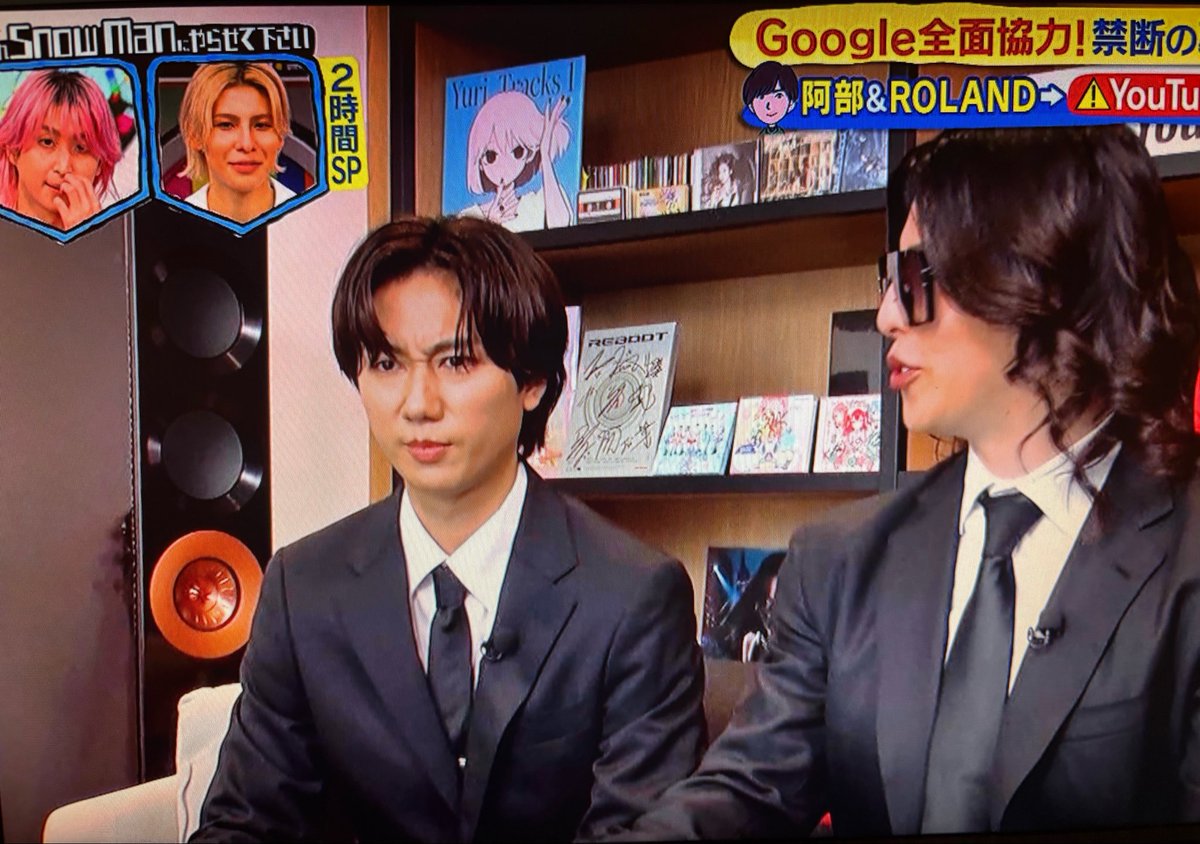 assahi47's tweet photo. 阿部さんの後ろにTREASUREのサイン入りREBOOTアルバムあるじゃん！ https://t.co/AF7B4GNtoO