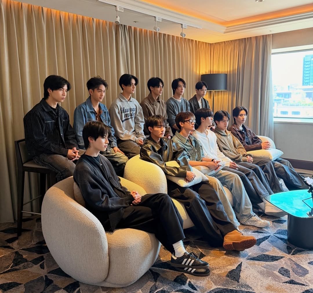 kimjongaa's tweet photo. ท่านั่งนางเริ่ดจังหนึ่งเดียวในวงมาก https://t.co/7pATqfDobc