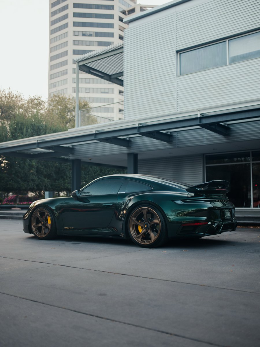 ApexDistrictX's tweet photo. Porsche 911 Turbo S https://t.co/Cw61xiRgXm