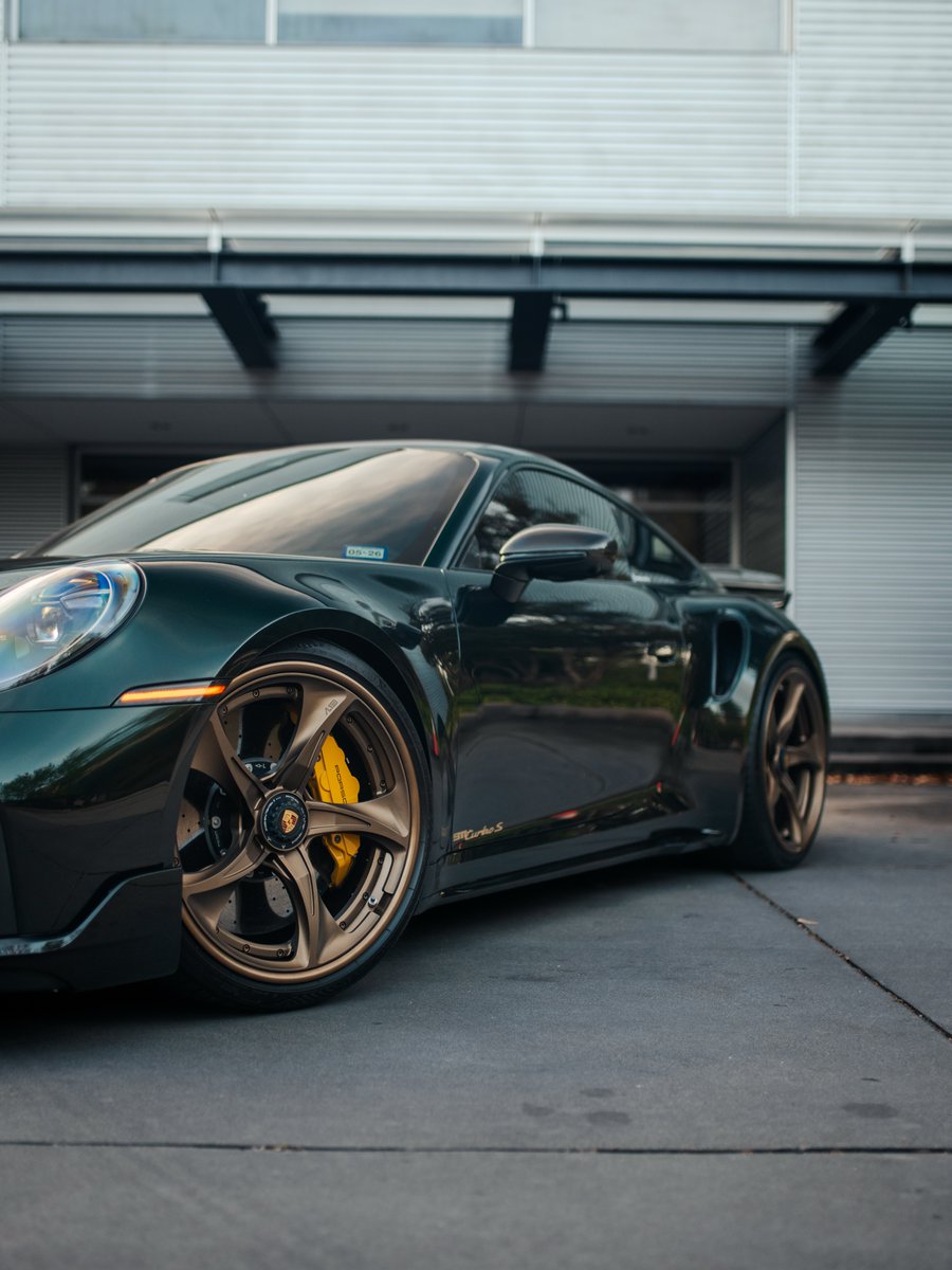 ApexDistrictX's tweet photo. Porsche 911 Turbo S https://t.co/Cw61xiRgXm