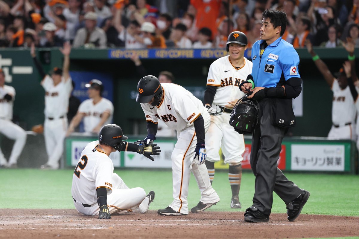 TokyoGiants's tweet photo. 【六回裏】巨人 6-0 ロッテ

二死満塁から #中山礼都 選手が走者一掃の3点適時二塁打を放ち、リードを広げる👍 https://t.co/SB3zueEtLd