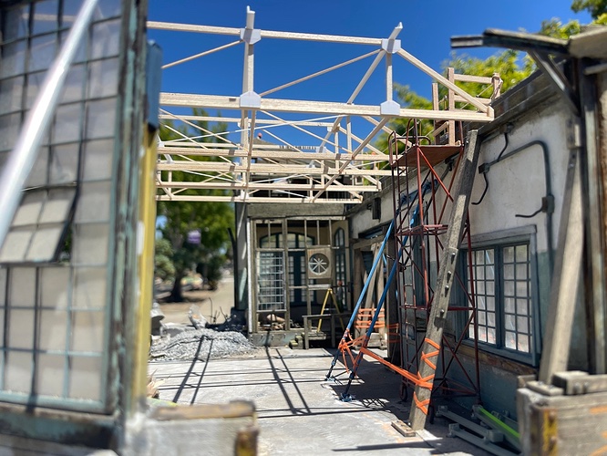 BCollectic41664's tweet photo. Amazing construction diorama by modeler Stickframe. 
He made all the trusses using basswood and evergreen.
#JustForFunScaleModels  #ttmodelarze https://t.co/VR960YcI9u