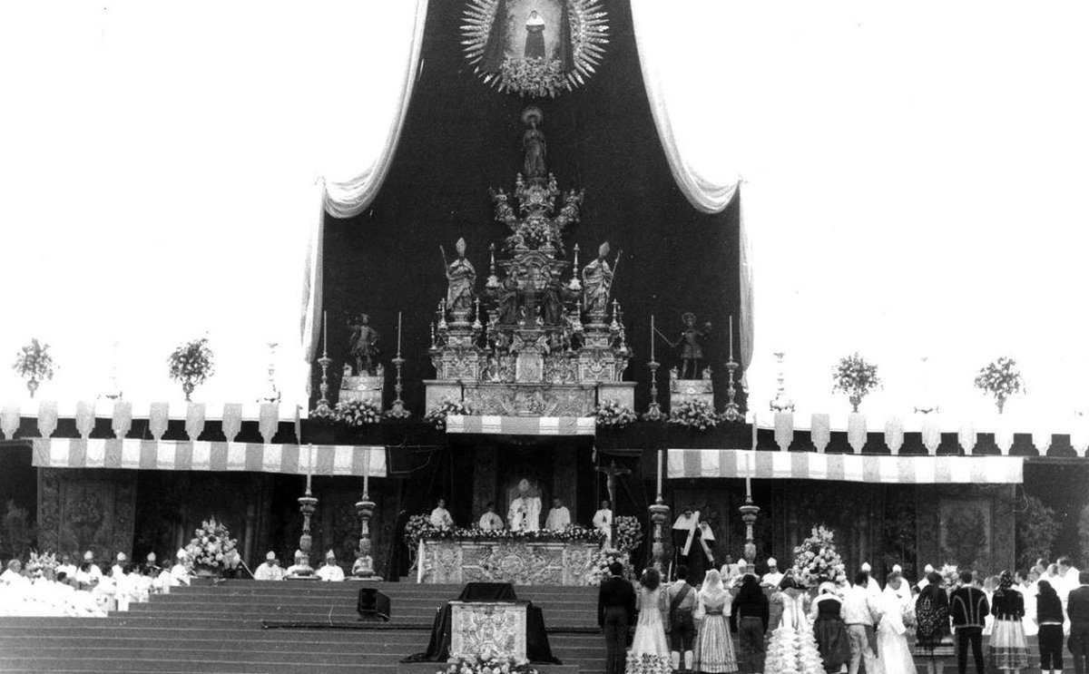 estaahifuera's tweet photo. Aqui también pasó.

A la izquierda la beatificación de Sor Àngela de la Cruz (1982), a la derecha la clausura del congreso eucaristico internacional (1993).

Igual no es Madrid, igual es la conferencia episcopal española, o  saber... https://t.co/9CIQEKoMVT