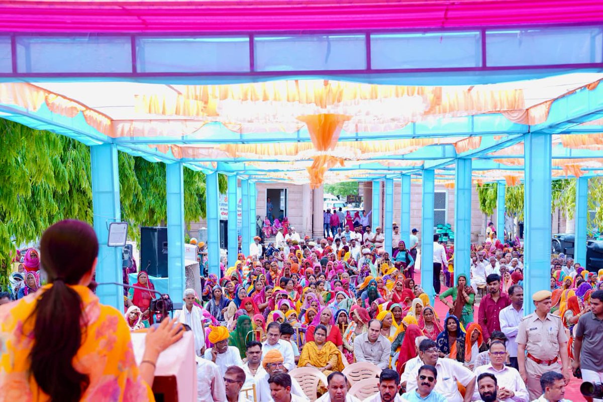 BJP4Rajasthan's tweet photo. राज्य सरकार के "वंदे गंगा - जल संरक्षण जन अभियान" के अंतर्गत उपमुख्यमंत्री श्रीमती @KumariDiya ने आज बूढ़ा पुष्कर में विधिवत पूजा अर्चना की और समस्त प्रदेशवासियों के सुख-समृद्धि एवं खुशहाली हेतु प्रार्थना की। इस अवसर पर आयोजित कार्यक्रम में सहभागिता कर क्षेत्रवासियों के साथ जल संरक्षण एवं जल संवर्धन का संकल्प दोहराया। साथ ही, श्रमदान कर प्रदेश के विकास में महत्वपूर्ण भूमिका निभाने वाले हमारे श्रमिक बंधुओं का उत्साहवर्धन किया।

कार्यक्रम में जल संसाधन मंत्री श्री @SureshRawatIN, देवनारायण बोर्ड के अध्यक्ष श्री @ombhadanabjp, भाजपा प्रदेश उपाध्यक्ष श्रीमती @gena_sarita, अजमेर देहात जिला अध्यक्ष श्री जीतमल प्रजापत, अजमेर शहर जिला अध्यक्ष श्री रमेश सोनी, पूर्व जिला अध्यक्ष श्री अरविंद यादव, जिला संयोजक श्री कैलाश लांबा, प्रदेश प्रवक्ता युवा मोर्चा श्री गजेंद्र सहित माताएं-बहनें एवं क्षेत्र की देवतुल्य जनता उपस्थित रही।