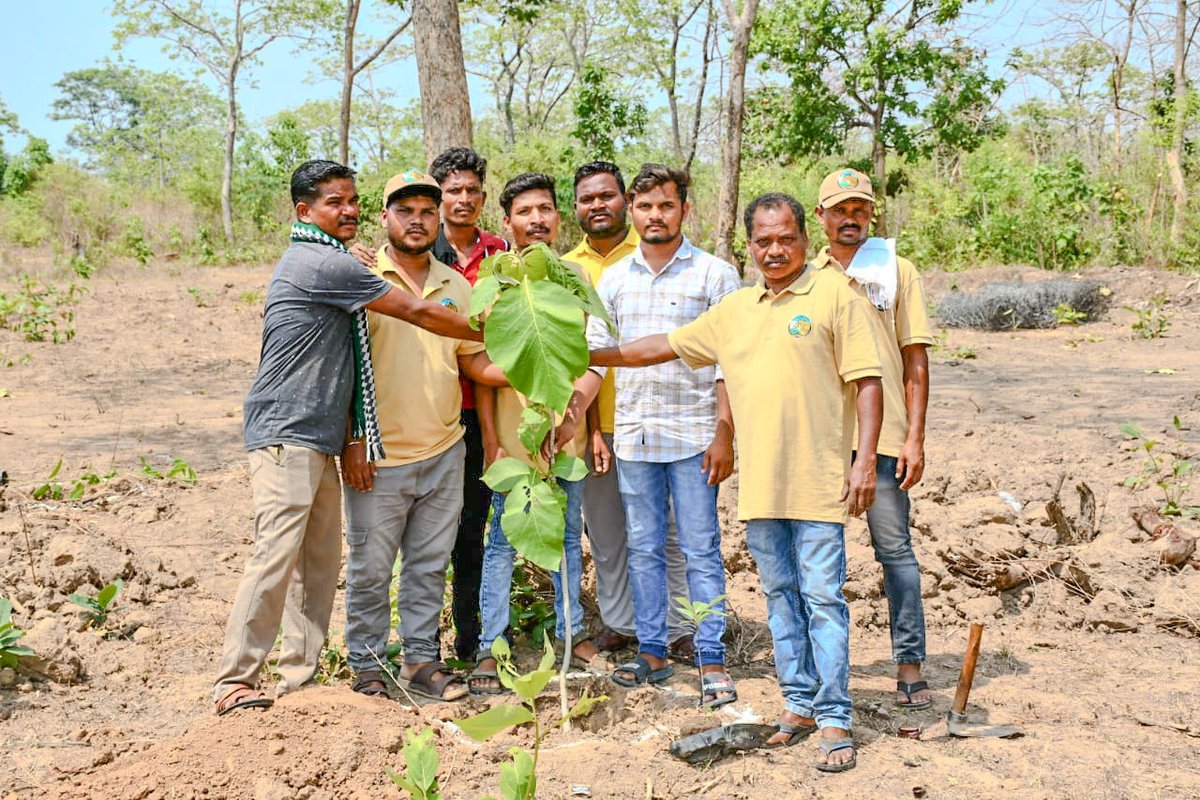 ITRBijapur's tweet photo. विश्व पर्यावरण दिवस 2026 के अवसर पर इंद्रावती टाइगर रिजर्व के ग्राम नीमेड में “एक पेड़ माँ के नाम” अभियान के तहत वृक्षारोपण एवं जनजागरूकता कार्यक्रम आयोजित किया गया।
#MeriLiFE #EkPedMaaKeNaam #WorldEnvironmentDay #IndravatiTigerReserve #wccb
@moefcc @WCCBHQ @ForestCgGov https://t.co/U2Fm20ivwa