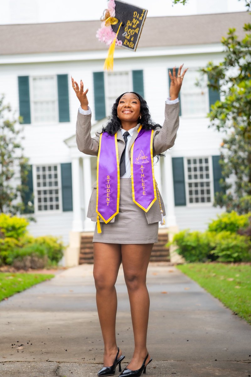 FUB_BW's tweet photo. 🎓 𝗖𝗼𝗻𝗴𝗿𝗮𝘁𝘂𝗹𝗮𝘁𝗶𝗼𝗻𝘀, 𝗕𝗮𝗺𝗲 𝗠𝗼𝗸𝗶𝗺𝗲!

From securing a scholarship to pursue your football dreams in the US to proudly graduating, your journey continues to inspire.

Congrats, Bame, on this remarkable achievement. Wishing you success in your next chapter. https://t.co/el4FXDBQEs