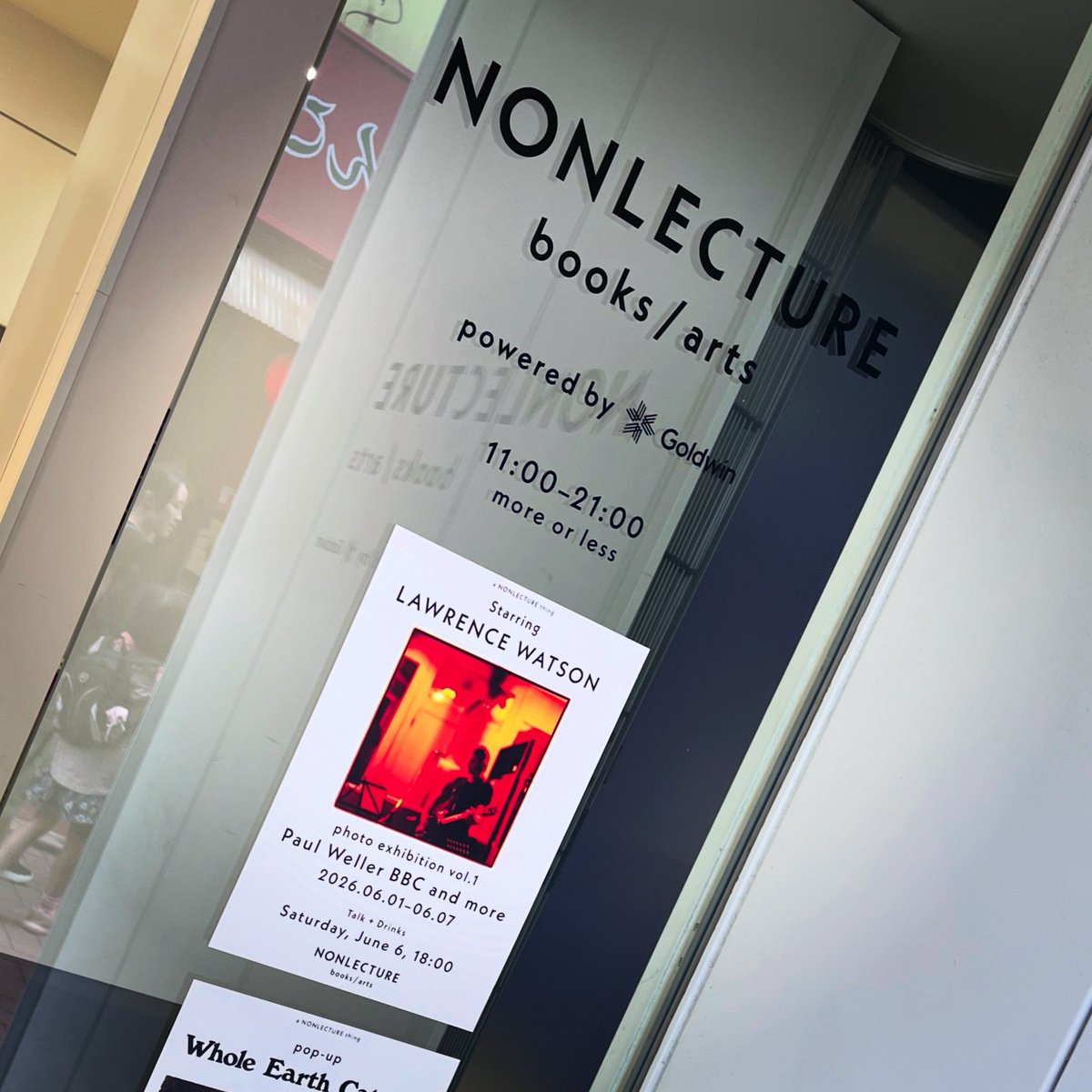 sanmonwriter's tweet photo. 昨日はローレンス・ワトソン撮影「ポール・ウェラー写真展」へ。スタカン〜ソロ時代の写真がたくさん展示されていました。
ス��ーキン・モジョ・フィルターズの写真もあり、昔々ウェラー、マッカートニー、ノエルの共演に興奮したことを思い出し、ノスタルジックな気分に浸ったのでした（当時高3）。 https://t.co/2n5TrGR1hA