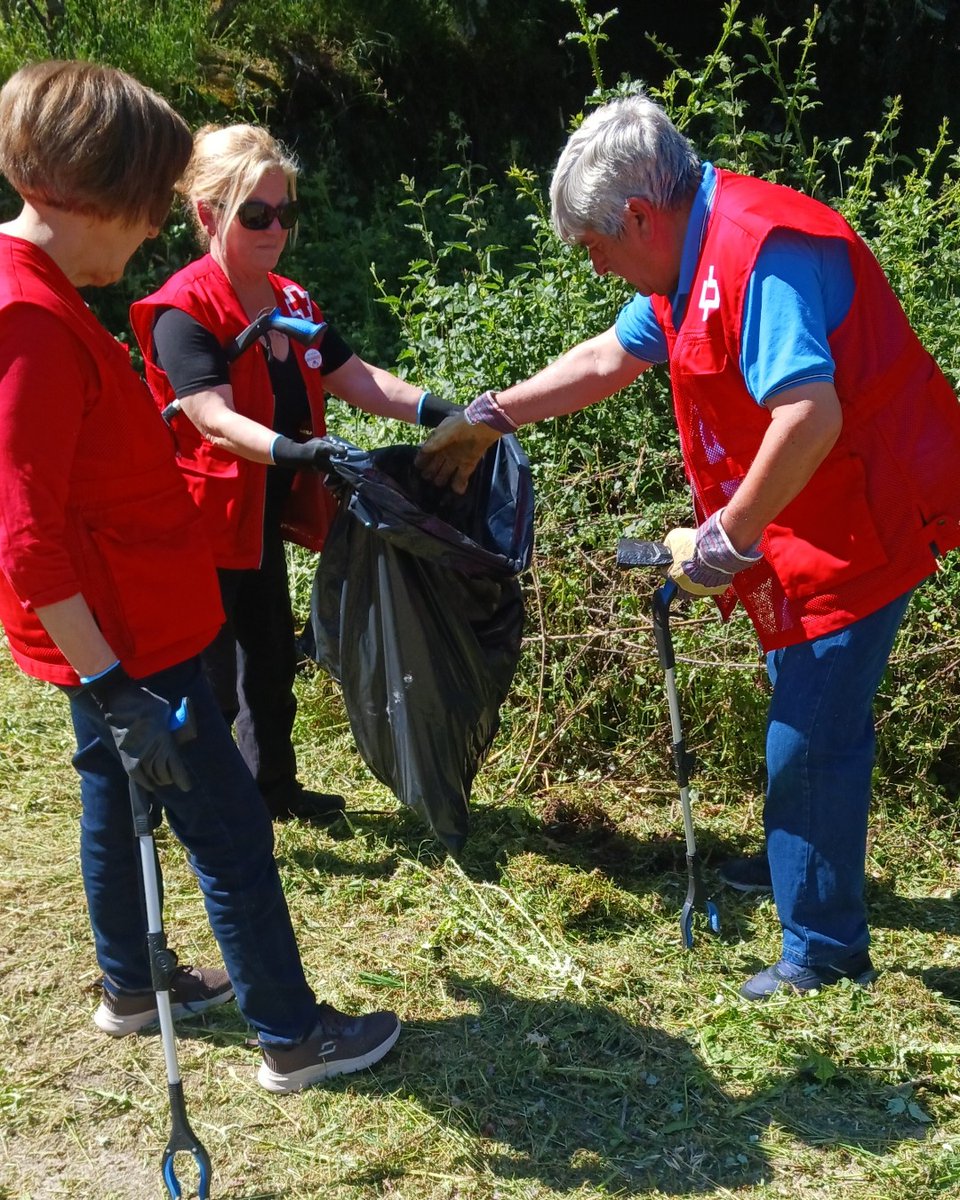 CREenZamora's tweet photo. Con motivo del Día del Medio Ambiente realizamos recogidas de 'basuraleza' en toda la provincia. María Josefa, Concepción, Isabel y Francisco, voluntariado de la asamblea de Sanabria, participaron en la limpieza de los entornos naturales de Cernadilla. https://t.co/VeqLAmn7bo