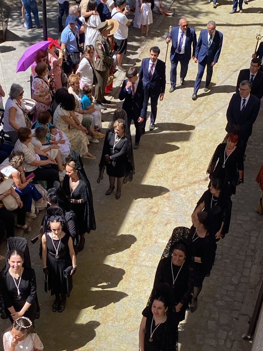 Hdad_Paz's tweet photo. Hermanos de nuestra cofradía han acompañado al Santísimo Sacramento del Altar durante la procesión del Corpus Christi, viviendo juntos a toda la ciudad una jornada en torno a Cristo presente en la Eucaristía.

#VirgendelaPaz #CorpusChristi #CorpusToledo #Toledo https://t.co/5YVJE2ucUw