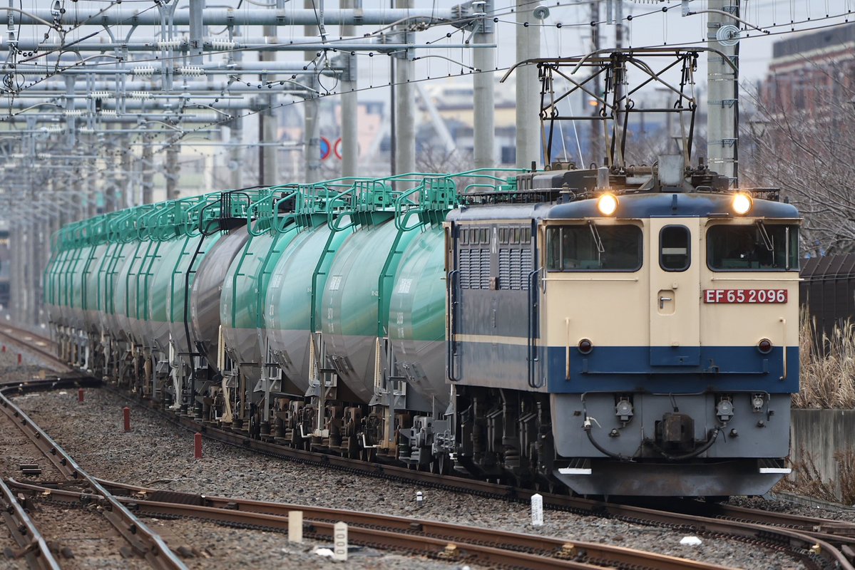 曇天と川 意外とやってたな、吉川美南曇り長編成。 #EF65の日