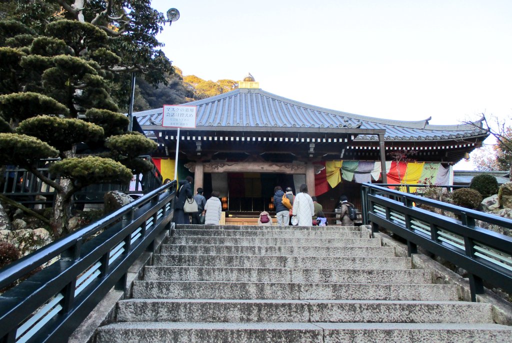 zWNR1fGOKw9KOCa's tweet photo. 古い旅1962 兵庫県·清荒神清澄寺(2022年1月)
宝塚市に所在。896年に宇多天皇の勅願寺として静観僧正により旧清(もときよし)と呼ばれる山の尾根に建てられ、宇多天皇より「日本第一清荒神」の称号を下賜され最盛期には7堂72坊の荘厳な伽藍を誇った。「荒神さん」と呼び慣わされ、かまど神としての信仰も https://t.co/AmFvhsmU4g