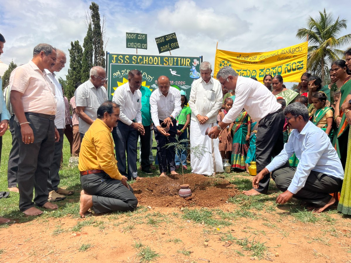 jsskvk's tweet photo. Kheti Bachao Abiyan &amp; Celebration of World Environment Day with Line depts. MYRADA, JSS Ayurveda College &amp; JSS School #KhetBachaoAbhiyan https://t.co/PK9tvkFbVr