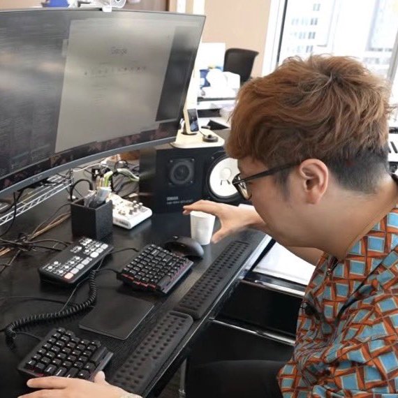 gagarot200's tweet photo. 2013年〜2022年の間
『世界一のYouTuber』だったPewDiePieが
自分専用ChatGPTみたいなAIアプリを  
完全無料、オープンソースで公開w
もはや富の再分配と言って良い
👇
世界の大物動画クリエイターは
既にAIの世界にガンガン参入している
日本でも大物が　　　　　　　　　　　　　　　　　　　　　　　　　　　　　　　　　　　　　　　　　　　　　　　　　　　　　　　　　　　　　　　　　　　

本格参入しても良いと思うが
その動きは全くないので、
SNSそのものの動きが日本のAIの成長を
著しく遅くしてるよな。

それに比べ彼のGitHubではすでに約5万スター

面白いのは
ただのチャットAIではなく
自分のPC上でローカルモデルを動かして使える点

つまり、会話内容を外部サーバーに送らず
自分のマシン内で完結できる。

プライバシーを守りながら
ChatGPTっぽい体験をローカル環境で
使えるのが大きい。

さらに機能もかなり実用寄り。

・AIエージェントによる調査
・メールの確認
・MCP対応
・スキル機能
・メモリ機能
・各種ツール連携
・PC上での実タスク実行

まで対応している。

要するに、文章を返すだけのAIではなく
「自分のPCで動く作業代行AI」に近い。

Windows、Mac、Linuxに対応しているので
環境を選ばず試せるのも強い。

今まではAIを使うなら
ChatGPTやClaudeのサブスクに入るのが
当たり前だったけど、
ローカルAIがここまで使いやすくなると話が変わる。

無料で、オープンソースで、
自分のPC上で動いて、
メール確認や調査までできる。

これ、個人向けAIエージェントの流れが
一気に加速するきっかけになりそう。