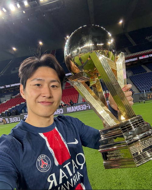 atletiuniverse's tweet photo. 🚨🇰🇷 Within Atlético Madrid, there is optimism that they can complete the signing of Kang-in Lee from PSG for around €25m.

@marca https://t.co/93P2mCiArF