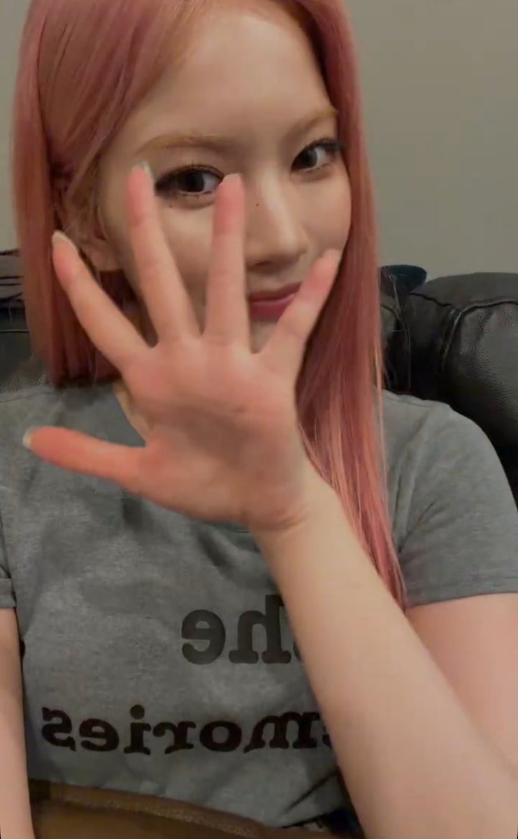 staycbread's tweet photo. isa on weverse live now 🐱🩷 https://t.co/KGbi4W9lSg
