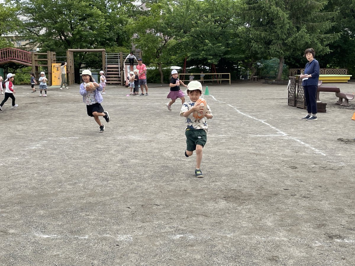 hitchnara's tweet photo. 昨日は柚木武蔵野幼稚園さんで年中さん、年長さんとタッチラグビー教室🏉🏉
年中さんははじめてのタッチラグビーを楽しんでもらえたようです！！
#タッチラグビー https://t.co/5pN35IS0UT