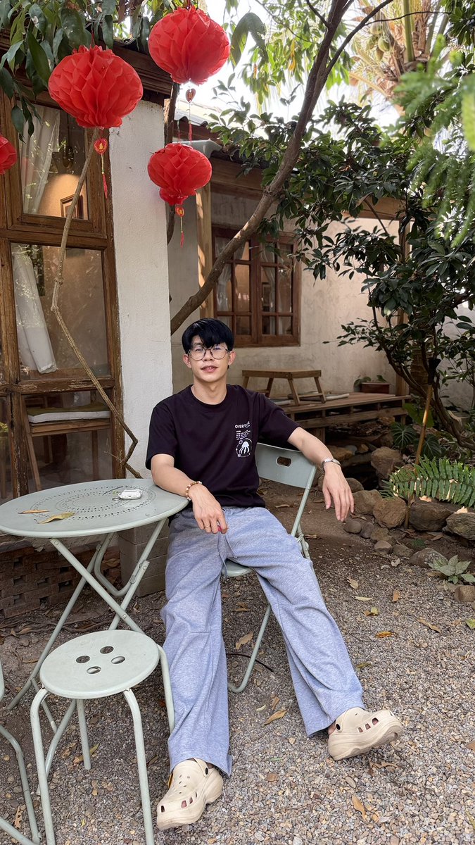 borbor_boat's tweet photo. เสื้อดำล้วนหมดเลย กางเกงทรงเดิมแต่คนละสี เป็นคนน่าเบื่อครับ https://t.co/NoBhYCjb7e