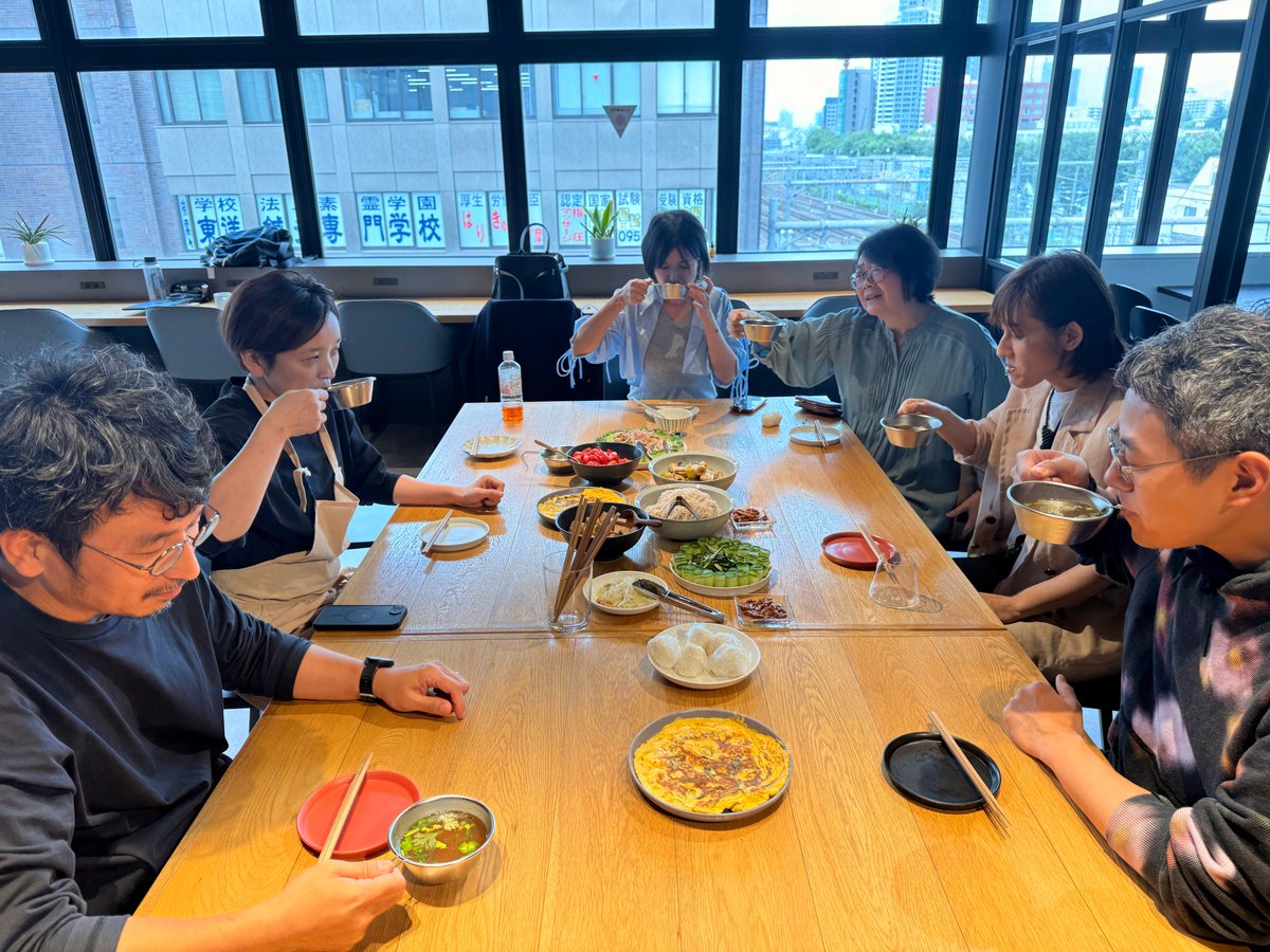 holi_day's tweet photo. 本日の弊社スタホリの風景。
昨日の台湾料理会の余韻、今日のお昼もいただけて、QOL爆上がりです。シェフがいるデザイン会社、めちゃ良くないですか？🤤 https://t.co/eBV7k78fNo