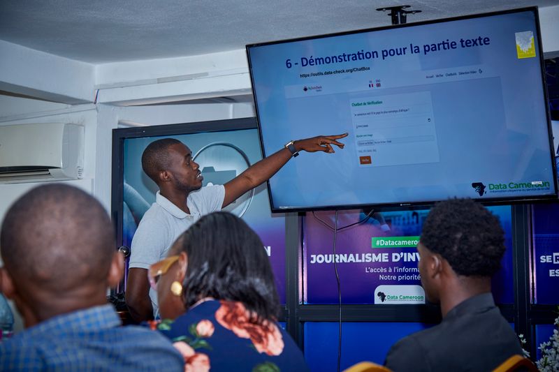 ClassPro_237's tweet photo. Vendredi 29 mai à Douala, les formateurs de @DatacheckOrg ont guidé les participants du #PréSALEMI2026 à travers les mécanismes de la désinformation et les techniques concrètes de vérification avec des outils comme MYDATACHECK. @Badalfohmoh7 a quant à elle ajusté avec Vera. https://t.co/jrUxx2RM0M