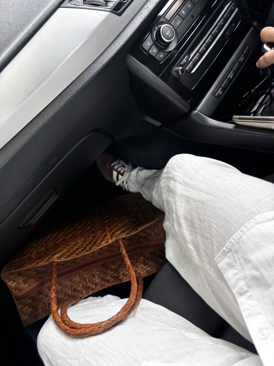 Slayingaanobro's tweet photo. White linen pants in rainy weather😝yall know how it’s gonna end https://t.co/CCT4yrehyG
