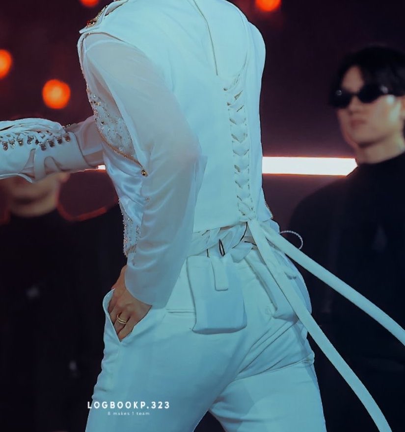 yunho_enjoyer's tweet photo. why is everything fucking massive https://t.co/wmiJPfBhhu
