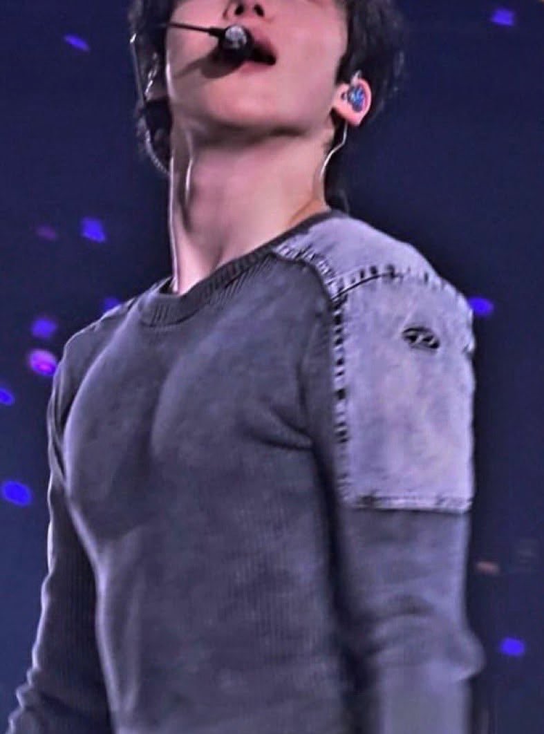 yunho_enjoyer's tweet photo. why is everything fucking massive https://t.co/wmiJPfBhhu