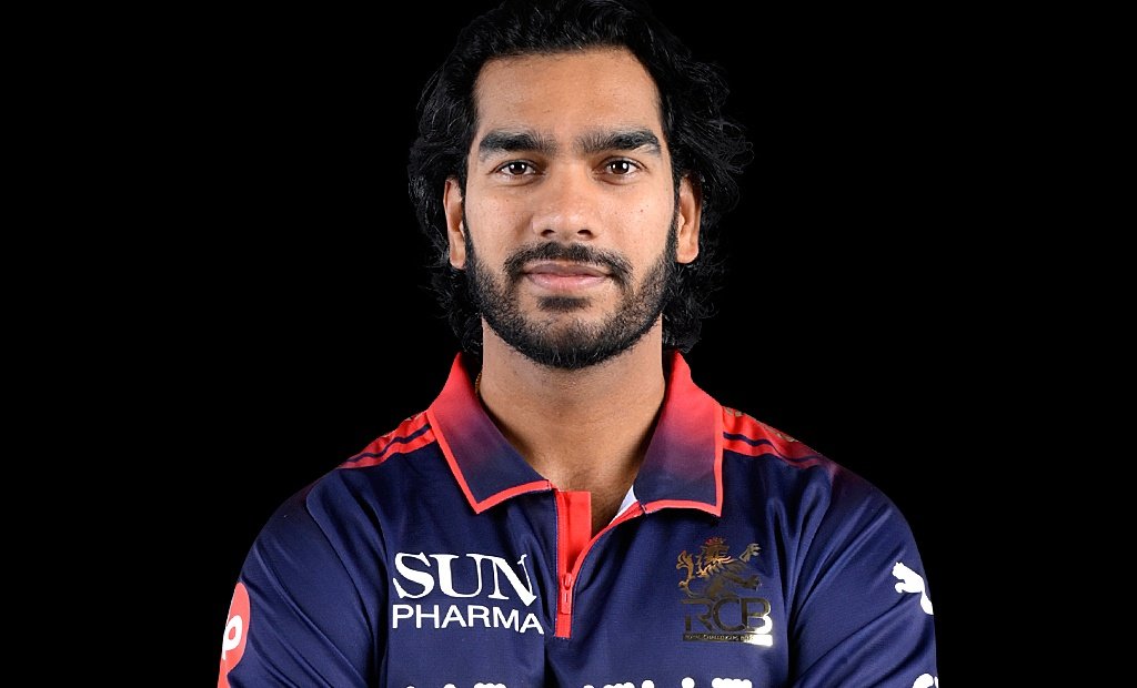 worshipVK's tweet photo. > Bro cleared CA Intermediate
> Chose cricket over CA finals
> State cricket wasn't paying enough so he enrolled in an MBA
> Pursued an MBA in Finance
> Met his girlfriend there
> Got a ₹15 LPA offer from Deloitte
> Rejected that too for Ranji cricket
> His girlfriend backed him through that decision
> Got selected in the IPL
> Married love of his life
> Made 60 cr in just 4 year from IPL
> Delivered match winning knocks for both KKR and RCB in finals 

Rejected security twice to follow his dream. Crazy guy 😭