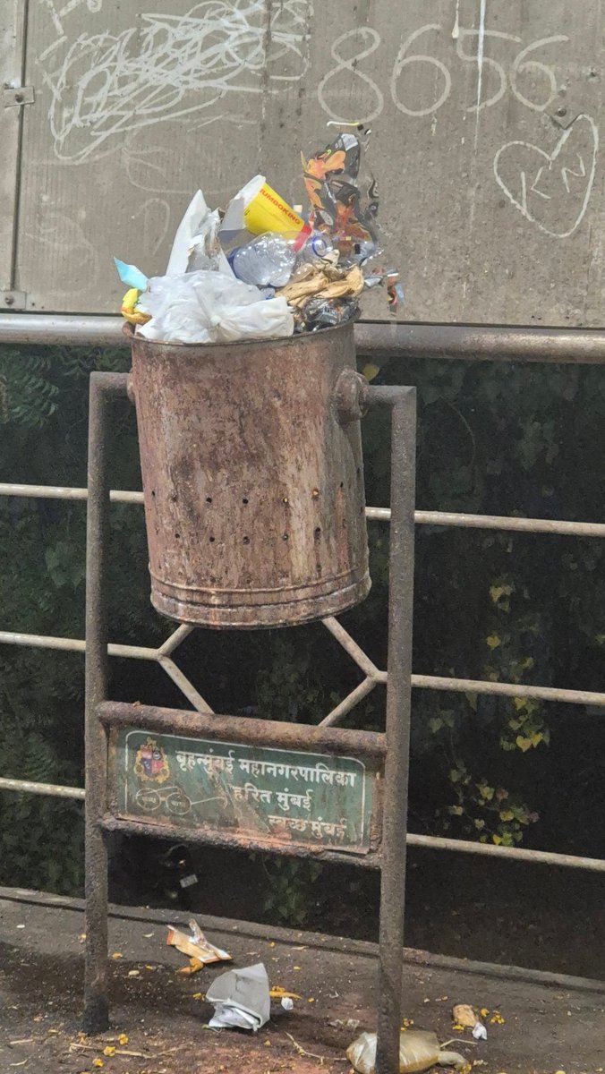 nicks25's tweet photo. @mybmcSWM @mybmc @CMOMaharashtra @SwachSurvekshan @SwachhBharatGov @MoHUA_India @mygovindia @akshaykumar Ghatkopar east skywalk date 5th June https://t.co/X7cYkYpLIs