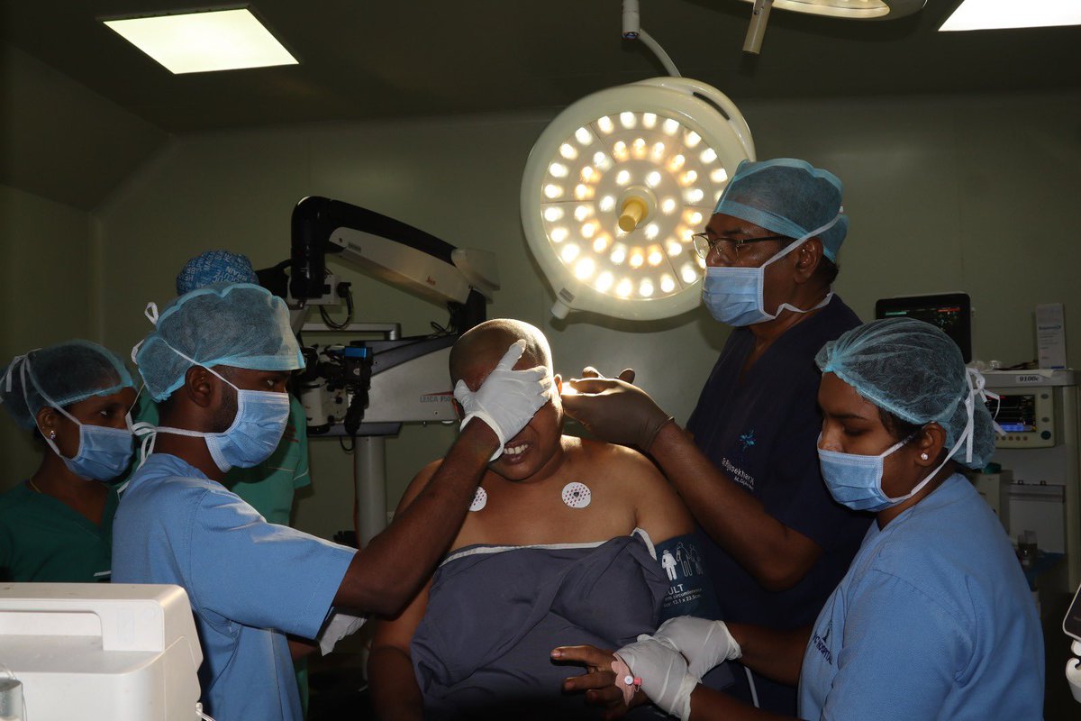 DVChospital's tweet photo. పవన్ కళ్యాణ్ “OG” సినిమా చూస్తుండగానే మెదడు శస్త్రచికిత్స విజయవంతంగా పూర్తి చేసిన డీవీసీ వైద్య బృందం. 

డీవీసీ హాస్పిటల్స్ & రీసెర్చ్ సెంటర్ వైద్య చరిత్ర లో మరో మైలు రాయి

ఈ రోజు మా న్యూరోసర్జరీ బృందం అత్యంత క్లిష్టమైన అవేక్ క్రానియోటమీ (Awake Craniotomy) శస్త్రచికిత్సను విజయవంతంగా నిర్వహించింది. మెదడులో మాట, చదవడం, రాయడం, గణన వంటి కీలక విధులను నియంత్రించే ప్రాంతానికి అత్యంత సమీపంలో ఉన్న ట్యూమర్‌ను తొలగించాల్సి రావడంతో, ఈ శస్త్రచికిత్స అత్యున్నత స్థాయి ఖచ్చితత్వం, నైపుణ్యం మరియు బృంద సమన్వయం అవసరమైన ప్రక్రియగా నిలిచింది.

ఈ శస్త్రచికిత్సలో విశేషమైన విషయం ఏమిటంటే, రోగి పూర్తిగా స్పృహలో ఉండి వైద్య బృందంతో నిరంతరం సంభాషిస్తూ, వివిధ న్యూరోలాజికల్ పరీక్షల్లో పాల్గొంటూనే, తన అభిమాన నటుడు మరియు ఆంధ్రప్రదేశ్ ఉప ముఖ్యమంత్రి Pawan Kalyan నటించిన “OG” చిత్రాన్ని వీక్షించారు. పవన్ కళ్యాణ్ గారి వీరాభిమాని అయిన రోగి, తనకు ఇష్టమైన హీరో సినిమాను చూస్తూ ఈ క్లిష్టమైన శస్త్రచికిత్సను ధైర్యంగా ఎదుర్కొనడం అందరినీ ఆశ్చర్యపరిచింది.

ఈ విజయవంతమైన శస్త్రచికిత్సకు నాయకత్వం వహించిన డా. అరుణ్ కుమార్ పద్మనాభుని, కన్సల్టెంట్ బ్రెయిన్ & స్పైన్ సర్జన్, మరియు న్యూరోసర్జరీ బృందం అత్యాధునిక సాంకేతిక పరిజ్ఞానం, న్యూరో మానిటరింగ్ పద్ధతులు, అలాగే రోగి-కేంద్రీకృత వైద్య విధానాలను సమర్థవంతంగా వినియోగించి ఉత్తమ ఫలితాన్ని సాధించారు.

గ్రామీణ మరియు అర్ధ పట్టణ ప్రాంత ప్రజలకు ప్రపంచ స్థాయి న్యూరోసర్జరీ సేవలను అందించాలనే డీవీసీ హాస్పిటల్స్ సంకల్పానికి ఇది మరో గొప్ప ఉదాహరణ.

ఈ విజయవంతమైన శస్త్రచికిత్సలో భాగమైన న్యూరోసర్జరీ, అనస్థీషియా, ఐసీయూ, నర్సింగ్ మరియు ఆపరేషన్ థియేటర్ బృందాలకు హృదయపూర్వక అభినందనలు.

#AwakeCraniotomy #Neurosurgery #braintumorsurgery #DrArunKumarPadmanabhuni #DVCHospitals