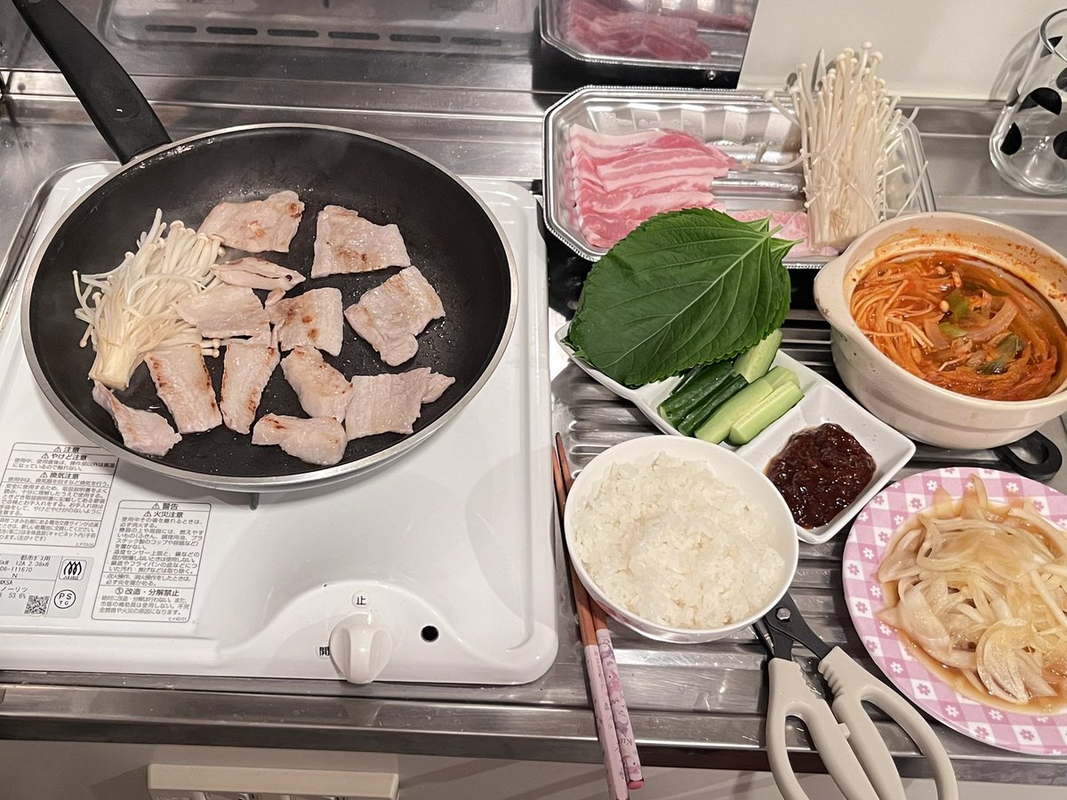 nungdiary's tweet photo. 외노자는 삼겹살 먹고 싶을 때 집에서 고깃집을
차려요^^ 찌개는 고기 먹으니까 참치 김치찌개로 끓인 먹을 때만 천재로 변하는 사람 https://t.co/wY3CnIAyxu