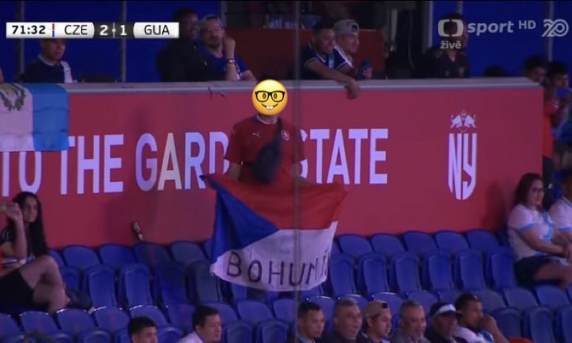 vitsvoboda16's tweet photo. Tohle je asi největší znesvěcení vlajky, co jsem kdy viděl. Čmárání po ni je jedna věc, že ji někdo omylem vytáhne vzhůru nohama se bohužel taky stane, ale úmyslně ji posat vzhůru nohama, a pak tím reprezentovat Česko na tribuně ve světě, to je normálně hanobení národa. https://t.co/tcTvLEkstQ
