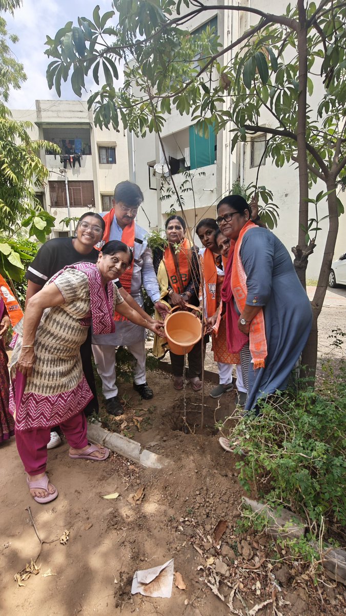 AmitThakerBJP's tweet photo. 🌳 હરિયાળી ગાંધીનગર લોકસભા, રળિયામણી વેજલપુર વિધાનસભા 🌳

પ્રધાનમંત્રી શ્રી @narendramodi જીના #EkPedMaaKeNaam ના પ્રકૃતિસંવર્ધન અને ગાંધીનગર લોકસભાના લોકપ્રિય સાંસદ અને યશસ્વી કેન્દ્રીય ગૃહ તથા સહકાર મંત્રી શ્રી @AmitShah જીના પર્યાવરણ જાળવણીના સંકલ્પ સાથે  "ગ્રીન કવર" વધારવાના લક્ષ્યને સાકાર કરવાની દિશામાં જોધપુર વોર્ડના આર.એચ.કાપડિયા  શક્તિકેન્દ્રની સુપર સોસાયટીના રહીશો સાથે
વૃક્ષારોપણ કર્યું.

આ અસવસરે શક્તિકેંદ્ર ઈનચાર્જ  કાઉન્સિલર શ્રીમતી ભારતીબેન ગોહિલ, શ્રીમતી નયનાબેન કોટક, વોર્ડ મહામંત્રી ડો. સ્નેહન દવે,લોકસભા વૃક્ષારોપણ પ્રકલ્પના ઇન્ચાર્જ શ્રી યોગેશ પટેલ તથા પદાધિકારીશ્રીઓ ઉપસ્થિત રહ્યા.
 #EkPedMaaKeNaam #TreePlantation #TreePlanting #Tree