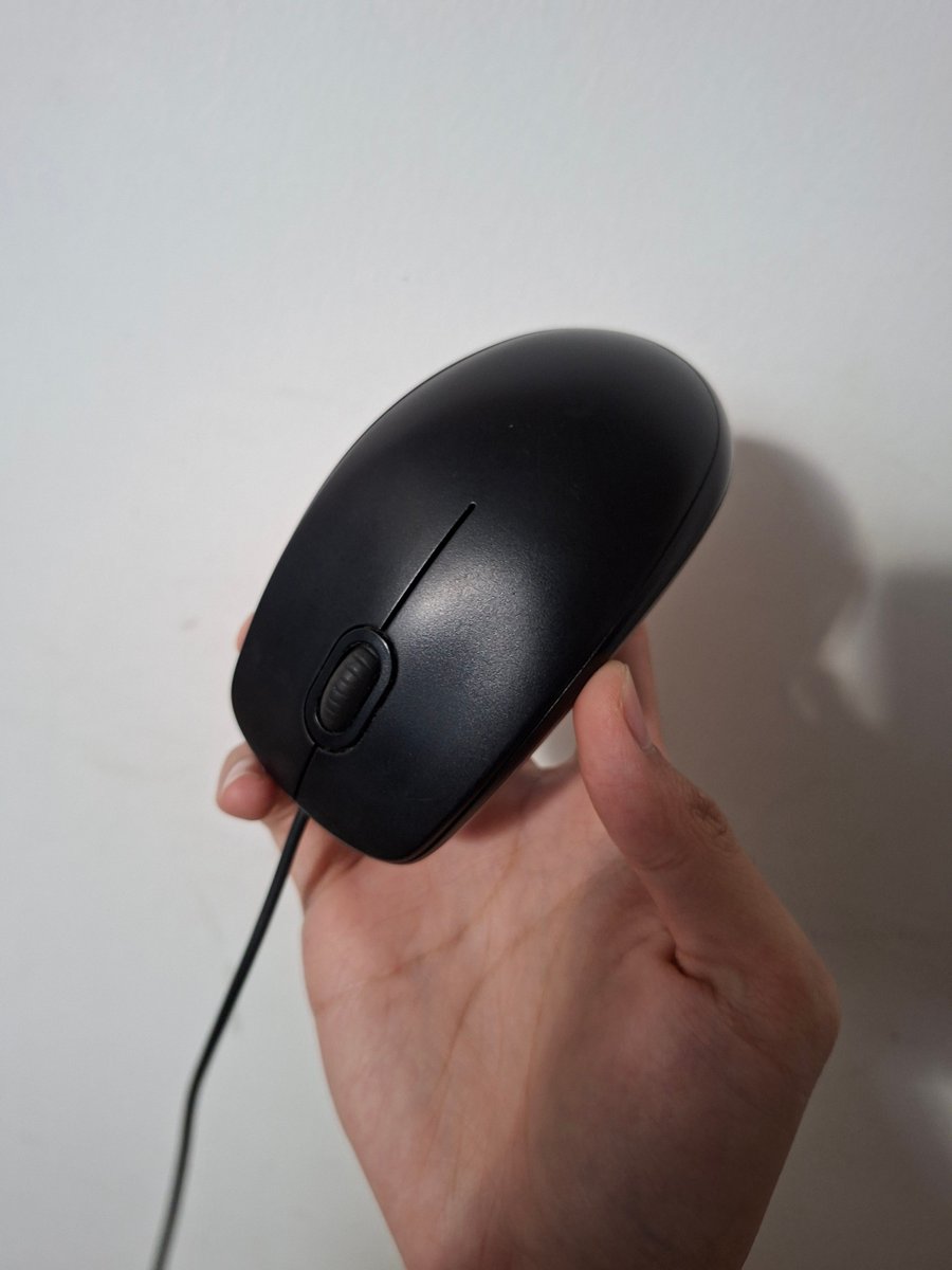 average_d1pshit's tweet photo. @SippinS0DA bro, what? 🥀

my logitech b100 that i bought from 2016, still works to this day and i still use it 🗿 https://t.co/xLgTrAO0Ay