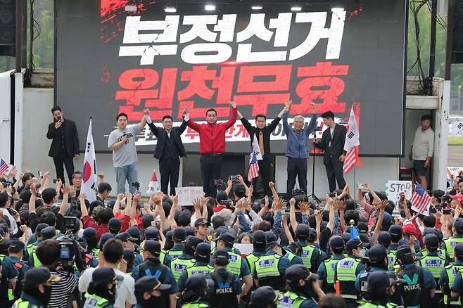 amnseoul's tweet photo. 출처 : 서울의소리 https://t.co/gWZ2qCD3SI
모스탄입국-투표용지 부족-부정선거론자 준동, 우연일까?
서울시장 선거에서 송파구 투표지 부족 사태가 발생해 일부 유권자가 투표를 포기하는 초유의 일이 벌어져
중앙선관위의 관리 부실로 인해 부정선거론자들이 이를 빌미로 시위를 벌이며 선거 무효를 주장
특히 미국계 인사 모스 탄의 입국과 맞물려 사건이 확산되면서 경찰 수사 필요성이 제기됐고, 선관위 책임론과 함께 정치적 파장이 커져
