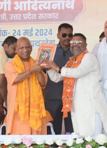 Bhupendradeoria's tweet photo. उत्तर प्रदेश के यशस्वी मुख्यमंत्री परम आदरणीय श्री @myogiadityanath जी
को जन्मदिवस की हार्दिक बधाई एवं शुभकामनाएं।

आपके कुशल नेतृत्व में उत्तर प्रदेश विकास, सुशासन एवं सुरक्षा के नए आयाम स्थापित कर रहा है
ईश्वर आपको उत्तम स्वास्थ्य दीर्घायु एवं निरंतर जनसेवा की शक्ति प्रदान करें https://t.co/JGP53B879Y