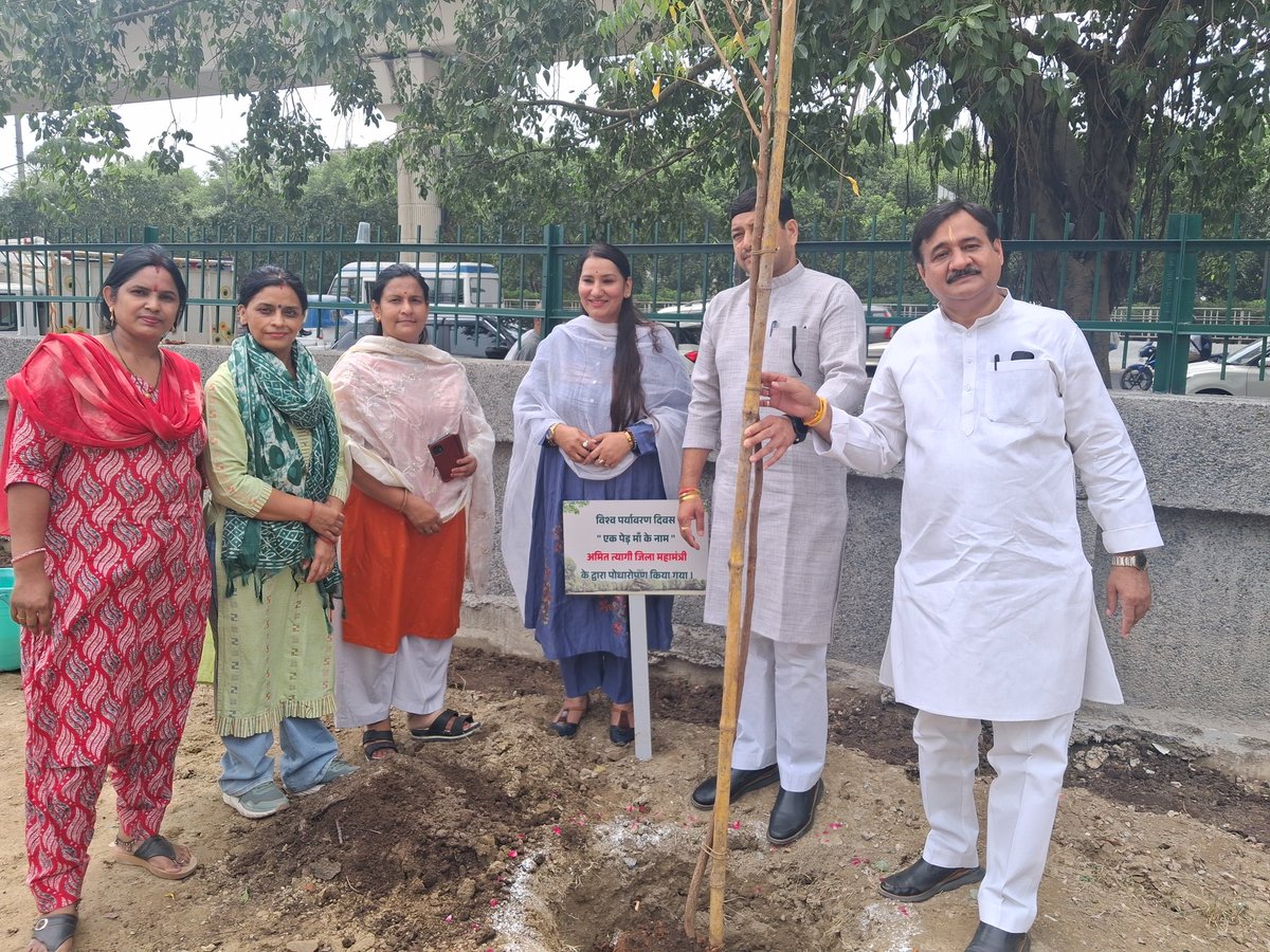 PushpaB0007's tweet photo. विश्व पर्यावरण दिवस के अवसर पर "एक पेड़ मां के नाम" अभियान के अंतर्गत आयोजित पौधरोपण कार्यक्रम में माननीय सांसद डॉ. महेश शर्मा जी एवं माननीय विधायक श्री पंकज सिंह जी आदरणीय जिला अध्यक्ष महेश चौहान जी हमारे प्रिय मंडल अध्यक्ष दीनबंधु जी  एवं नारी शक्ति के साथ उपस्थित रहीl https://t.co/287DryQpeC